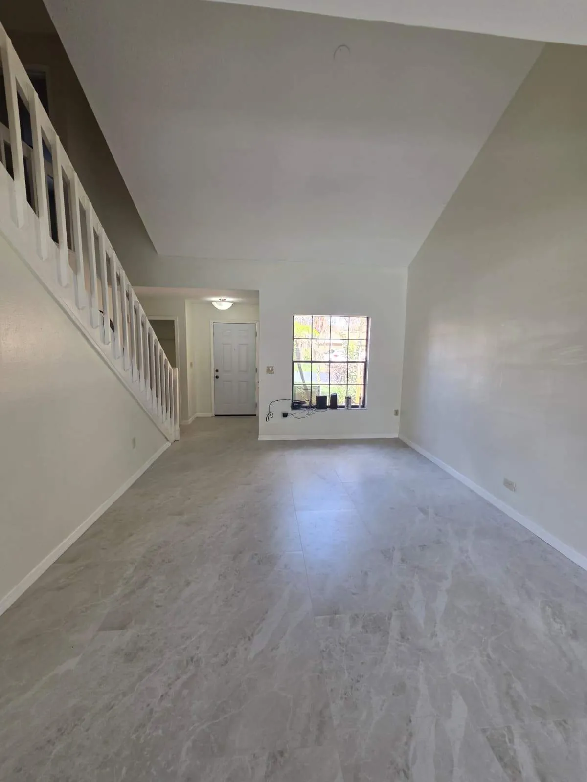 After flooring transformation: Light wood-look plank flooring